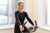 5 exercitii cardio rapide pentru acasa: Alergat pe banda, mers pe bicicleta, sarituri, jumping jacks, genuflexiuni