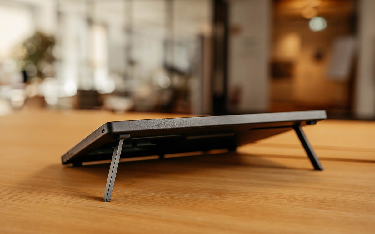 Suport incorporat pentru Wacom Cintiq 16