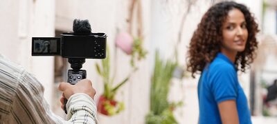 Imagine de utilizare cu un barbat tinand camera pentru a fotografia un model