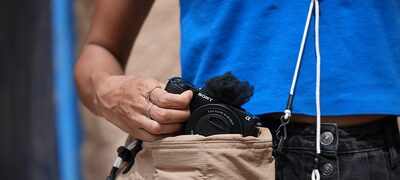 Imagine de utilizare cu un barbat scotand camera din geanta