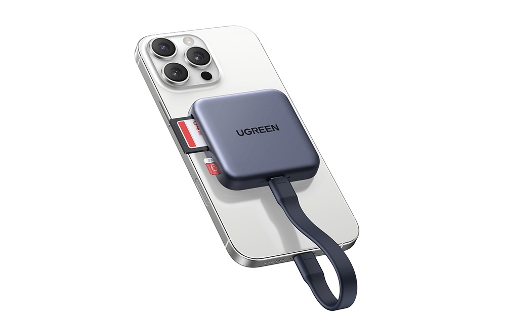 Adaptorul Ugreen CM898 conectat la un smartphone, avand un card SD introdus.