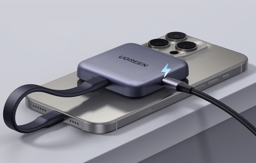 Adaptorul Ugreen CM898 incarcand un smartphone.
