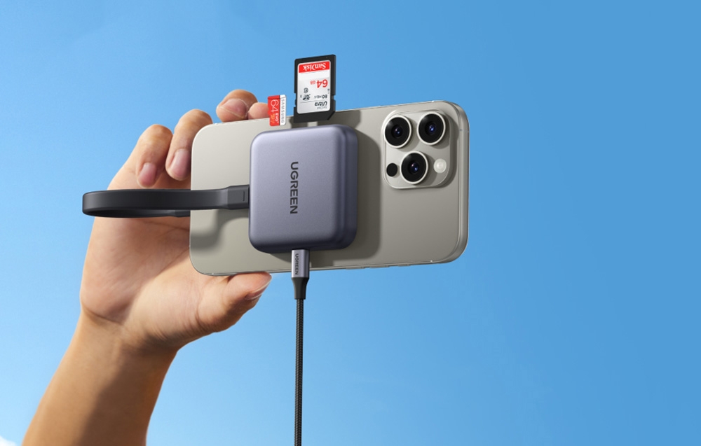 Adaptorul Ugreen CM898 conectat la un cablu si un smartphone tinut in mana.
