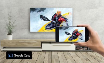 Televizor BRAVIA pe care se proiecteaza o scena cu un caiac de pe un smartphone cu Google Cast.