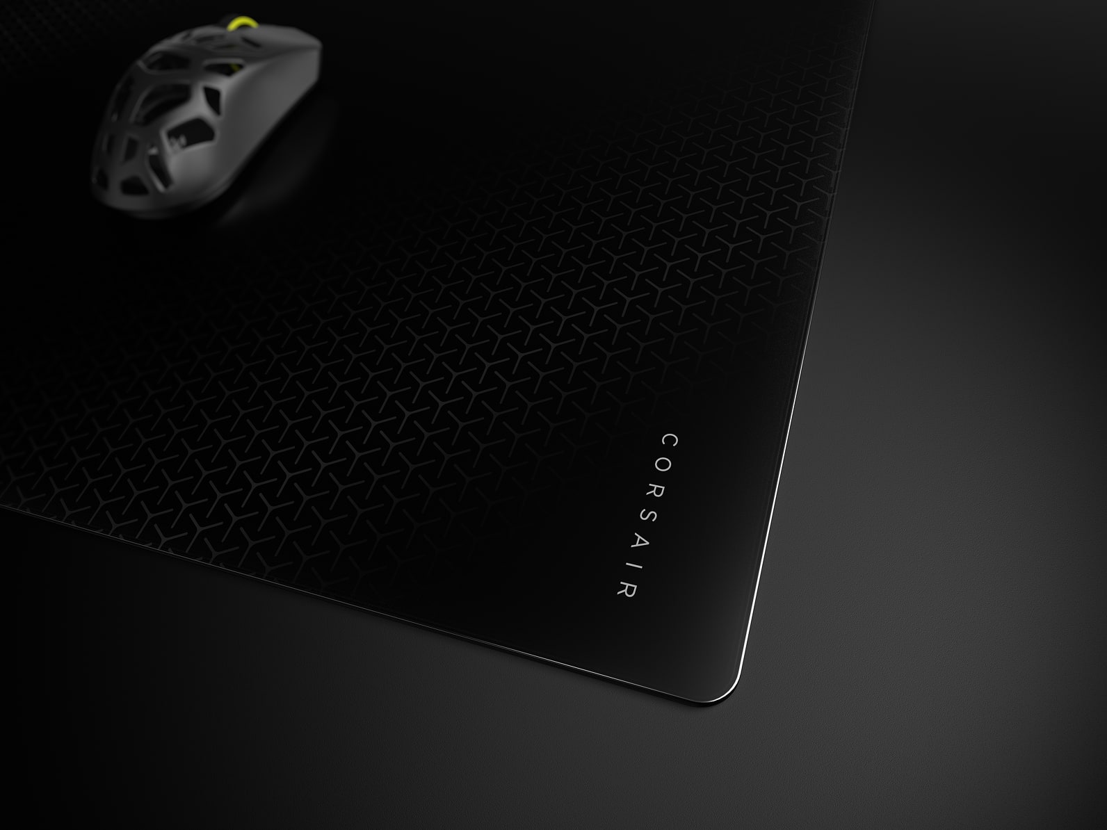 Colt al mousepad-ului CORSAIR MM Glass cu textura geometrica si un mouse de gaming