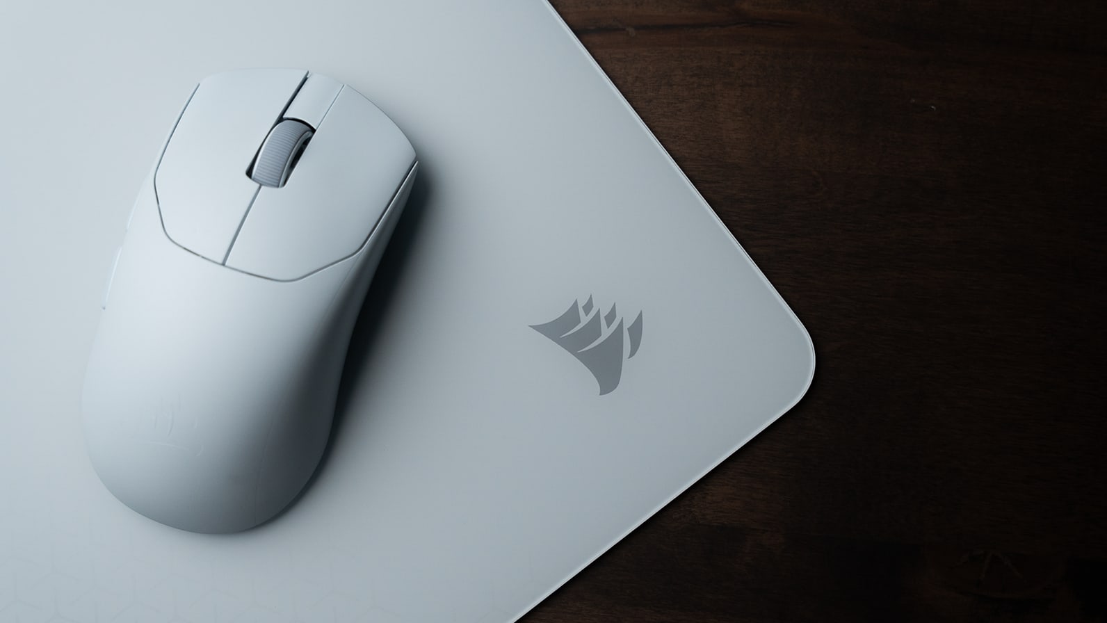 Detaliu al suprafetei micro-gravate a mousepad-ului MM Glass