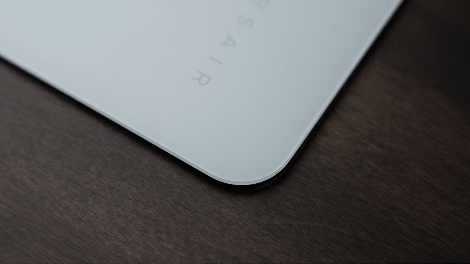 Detaliu al marginii prelucrate CNC a mousepad-ului MM Glass