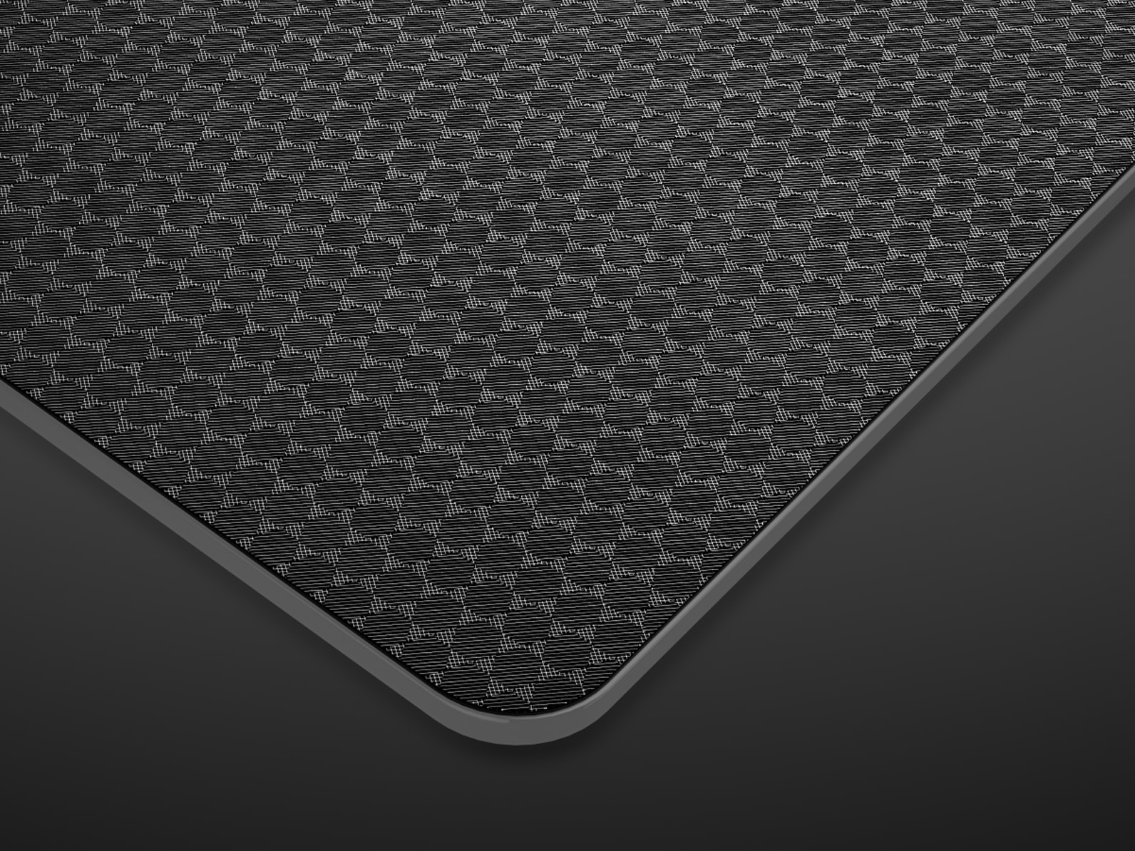 Vedere in unghi a mousepad-ului MM Glass, cu textura hexagonala si colturile rotunjite