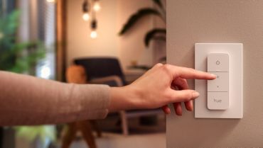 Control instantaneu asupra luminilor inteligente Philips Hue cu intrerupatorul cu variator Hue. Cu o atingere de buton, atmosfera din incapere se poate intuneca sau lumina, luminile se pot aprinde sau stinge sau se pot crea scenarii luminoase.