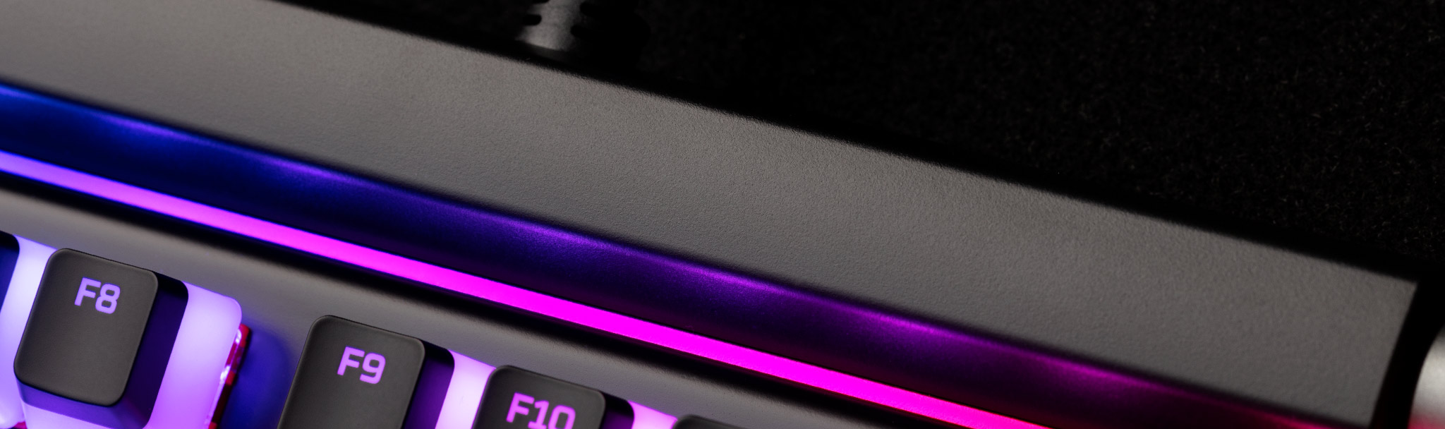 Signature light bar & dynamic RGB lighting effects