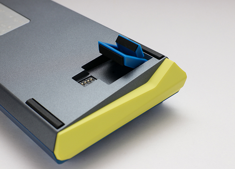 Two-step keyboard feet allow you to set your keyboard at three different tilt angles.