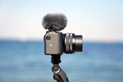 Imagine cu ECM-G1 conectat la cameră prin suportul cu IM