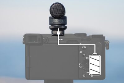 Imagine cu bateria din unitatea principală folosită de microfon.