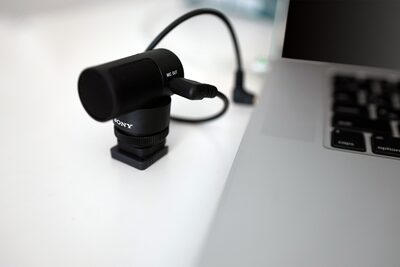 Imagine cu ECM-G1 conectat la un smartphone cu mufa de ieșire de 3,5 mm și adaptorul.