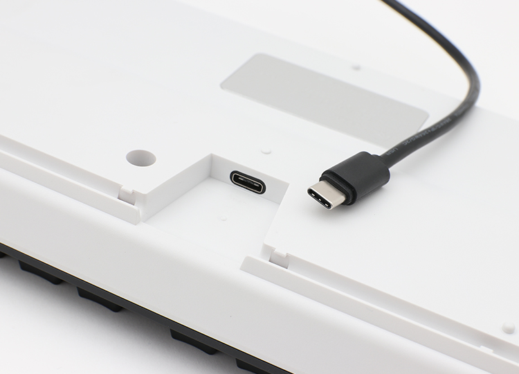 Folosim USB HID cu cea mai mare frecventa de 1000 Hz, ceea ce inseamna ca tastatura isi trimite semnalele de intrare catre computer de 1000 de ori pe secunda.