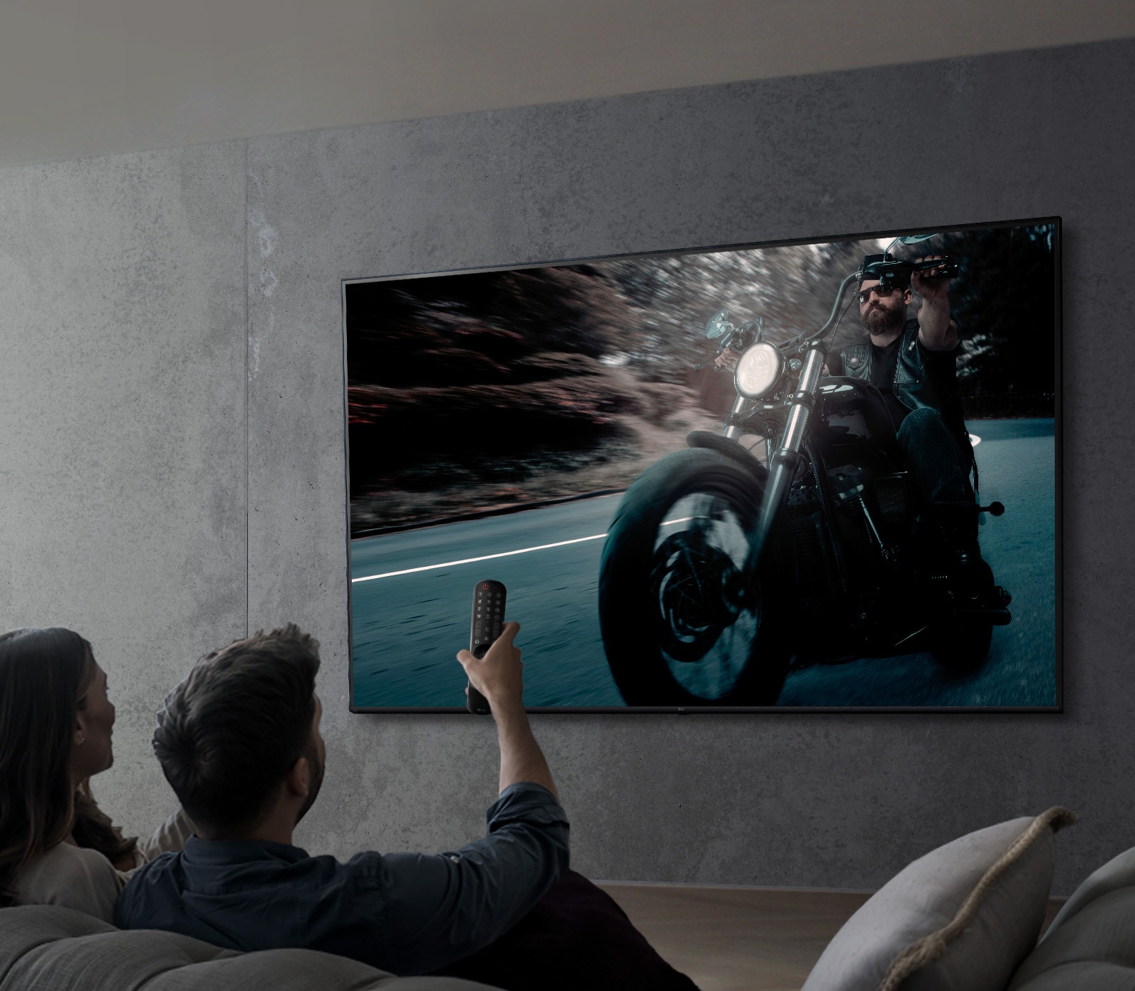 Imagine care prezinta un cuplu care vizioneaza o emisiune la un televizor LG UHD.