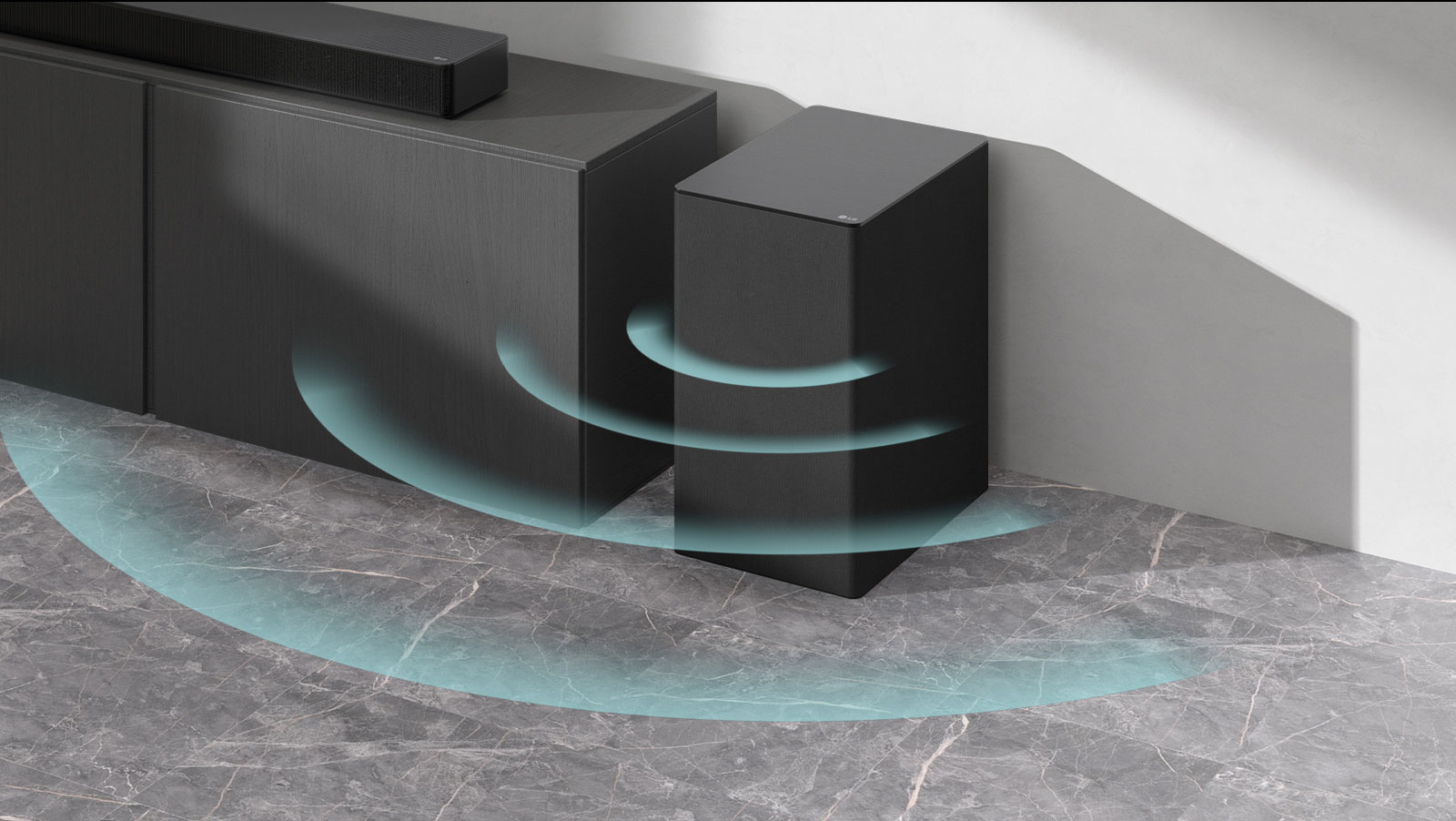 O bara de sunet este asezata pe dulap. Langa, un subwoofer wireless este asezat pe podea. Grafice de sunete albastre ies din subwoofer.