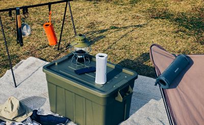 O zona de camping in aer liber, cu muzica emisa de boxa portabila ULT FIELD 1