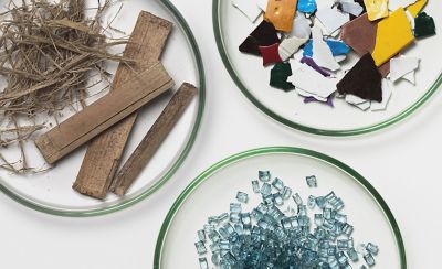 Trei placi de sticla, fiecare cu un material reutilizabil diferit