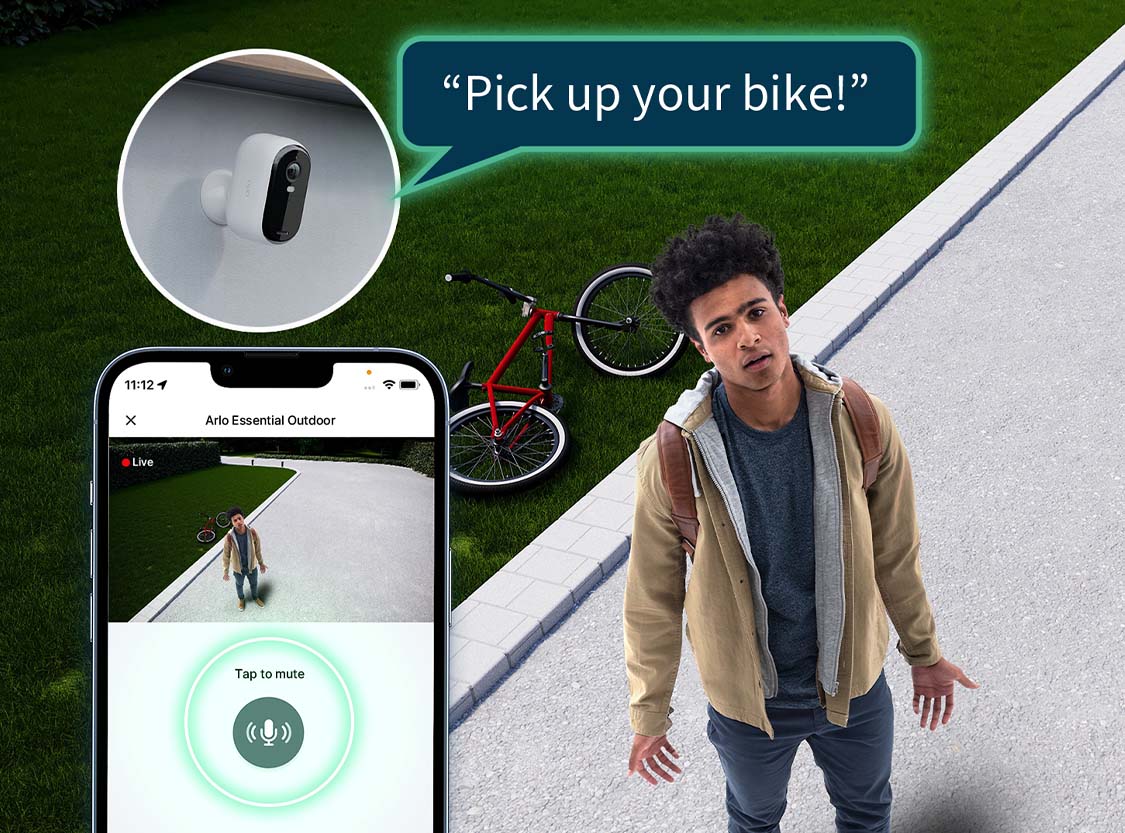 Un baiat este surprins de o camera cu bicicleta aruncata pe iarba si un sunet bidirectional de la o camera de securitate arata ca i se cere sa o ridice
