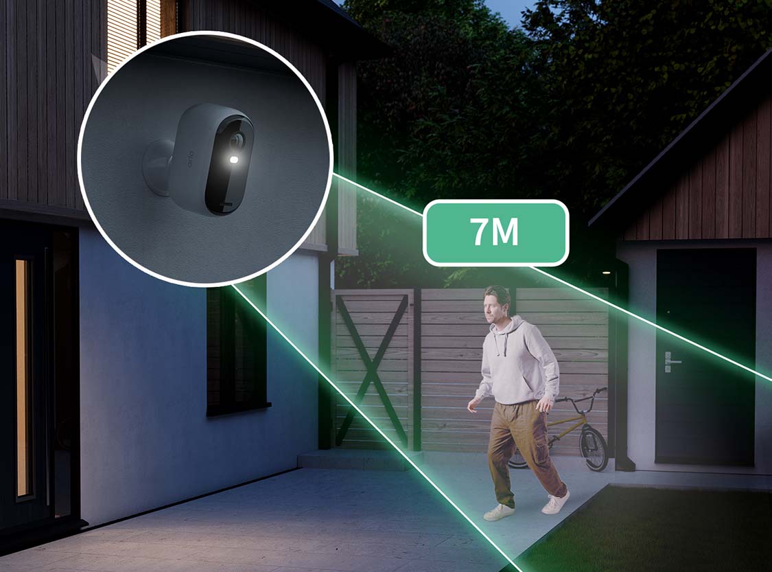 Un potential intrus este surprins intr-un reflector puternic care se apropie de o casa la o distanta de 7 metri